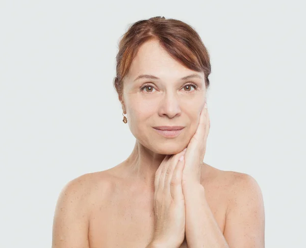 Hermosa Cara Femenina Sobre Fondo Blanco Tratamiento Facial Medicina Estética — Foto de Stock