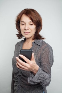 Olgun kadın ile mobil cep telefonu, portre