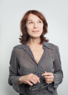 Olgun kadın beyaz arka plan üzerinde seyir