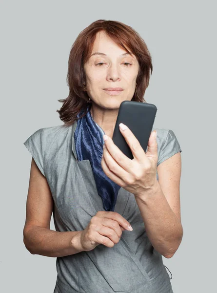 Rijpe Vrouw Met Behulp Van Smartphone Chatten — Stockfoto