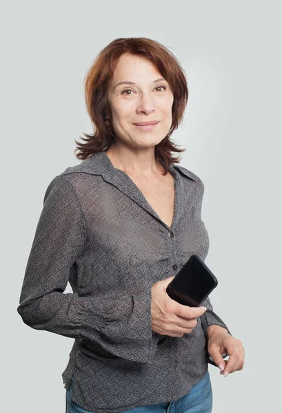 Mulher Adulta Média Usando Telefone Celular — Fotografia de Stock