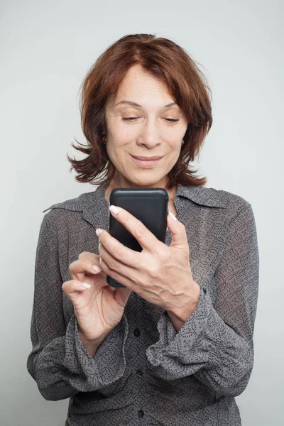Rijpe Vrouw Texting Witte Achtergrond — Stockfoto