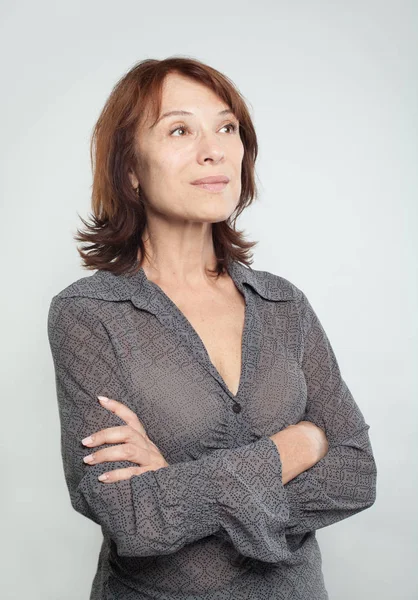 Fiduciosa Donna Affari Con Braccia Incrociate Guardando Sfondo Bianco — Foto Stock