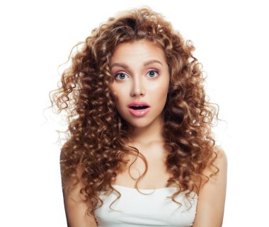 Beyaz arka plan üzerinde izole sürpriz kız. Genç kadın, açık ağız