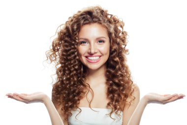 Açık el ile üzerine beyaz izole boş kopya alanı gösteren gülümseyen kadın. Ürün yerleştirme ve konsept pazarlama reklam