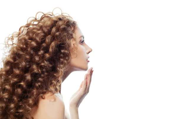 Mladá Žena Kudrnatými Vlasy Izolovaných Bílém Pozadí Kosmetika Ošetření Obličeje — Stock fotografie