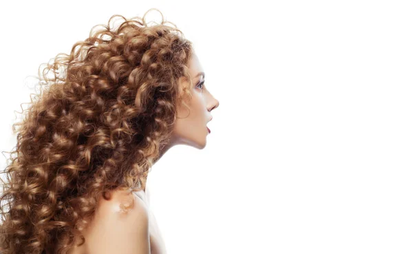 白で隔離完璧なウェーブのかかった髪でかわいい女性 女性のプロファイル フェイシャルトリートメント ヘアケアのコンセプト — ストック写真