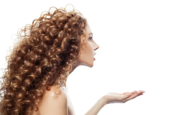 Junge Blonde Frau Mit Langen Welligen Haaren Auf Weißem Hintergrund — Stockfoto