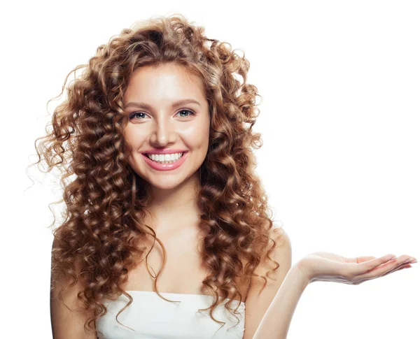 Mujer Alegre Mostrando Mano Abierta Con Espacio Copia Vacío Aislado — Foto de Stock