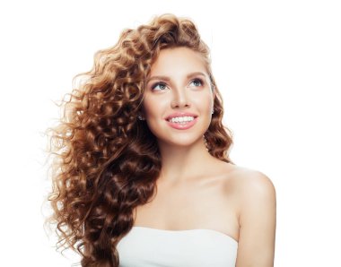 Güzel gülümseyen kadın üzerinde beyaz izole. Uzun sarı saçlı kadın modeli