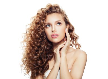 Beyaz izole sağlıklı dalgalı saçlı güzel kadın. Kozmetik, yüz tedavi ve sağlık kavramı 