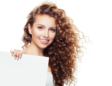 Sarışın genç kadın beyaz boş kağıt pano reklam pazarlama veya beyaz izole ürün yerleşimi ile