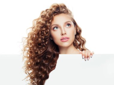 Yukarıya bakıp beyaz boş kağıt afiş gösterilen güzel kadın