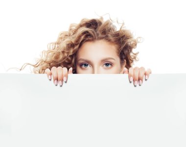 Beyaz boş kağıt kurulu reklam pazarlama veya ürün yerleştirme beyaz arka plan üzerinde izole kopya alanı ile dışarı arayan genç kadın