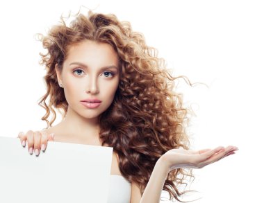 Sevimli genç kadınla açık el ve beyaz boş tahta arka plan ile kopya alanı reklam pazarlama veya ürün yerleştirme