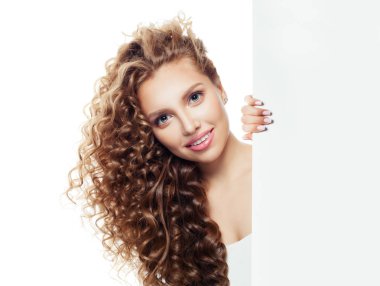 Sevimli kız beyaz boş kağıt kurulu arka plan kopya alanı reklam pazarlama veya beyaz izole ürün yerleşimi ile tutarak