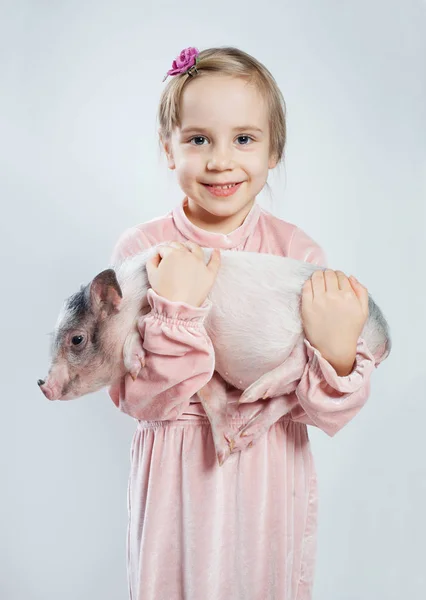 Petite Fille Souriante Cochon Joyeux Enfant Robe Rose Animal Compagnie — Photo