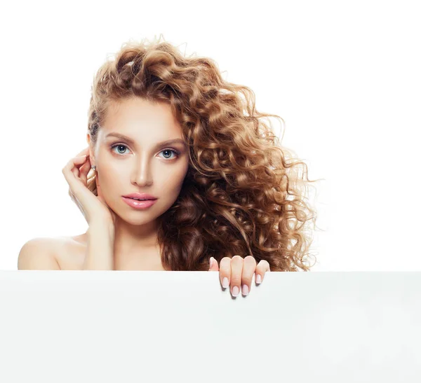 Donna Attraente Con Lunghi Capelli Ondulati Possesso Sfondo Bianco Banner — Foto Stock