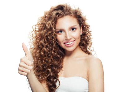 İzole üzerinde beyaz dostu genç kadın parmağı. Mutlu kız başparmak yukarı 