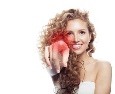 Beyaz arka plan üzerinde izole parmak işaret. Mutlu kadın düğmeye bas