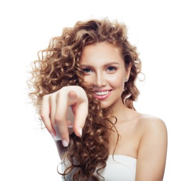 Arka plan beyaz genç kadın işaret izole mutlu