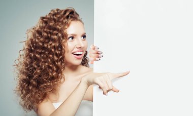 İşaret ve beyaz boş kağıt kurulu arka plan kopya alanı reklam pazarlama veya ürün yerleşimi ile gösterilen çıktıktan kadın