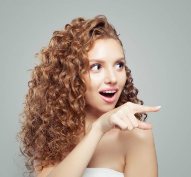 İşaret ve boş kopya alanı afiş arka plan üzerinde gösterilen çıktıktan çığlık atan kız. Sürpriz kadın. Olumlu duygu, yüz ifadeleri