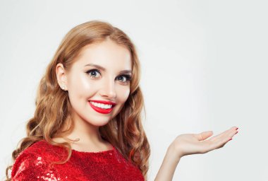 Reklam Pazarlama veya ürün yerleştirme boş açık el ile mutlu bir kadın. Güzel manken makyaj ve uzun sarı saçları ile