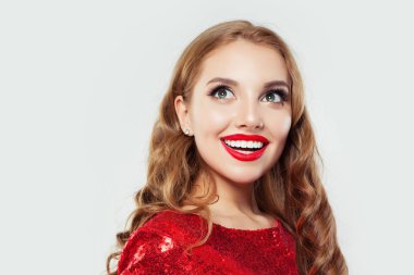 Genç kadın yüz çıkıldı. Uzun kıvırcık saçları sürpriz bir kız. Sürpriz. Olumlu duygu. Etkileyici yüz ifadeleri