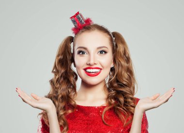 Gülümseyen kadın çıkıldı ve iki boş açık eller reklam pazarlama veya ürün yerleştirme için gösterilen, moda portre