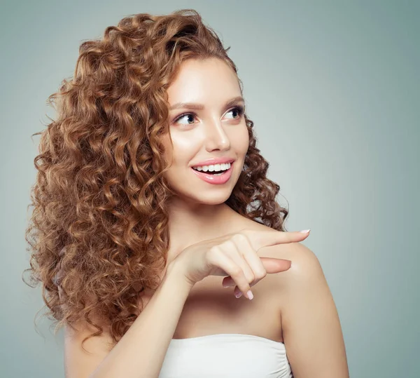 Mujer Sorprendida Señalando Hermosa Chica Modelo Femenina Con Pelo Rizado — Foto de Stock