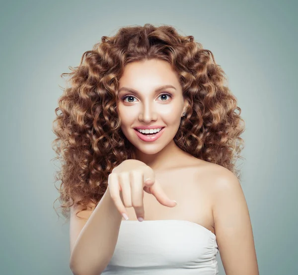 Mujer Moda Feliz Con Pelo Perfecto Señalando Dedo — Foto de Stock