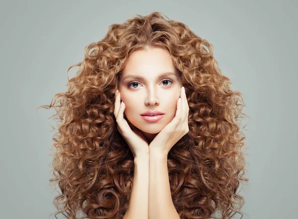 Viso Femminile Perfetto Ragazza Attraente Con Lunghi Capelli Ricci Cura — Foto Stock