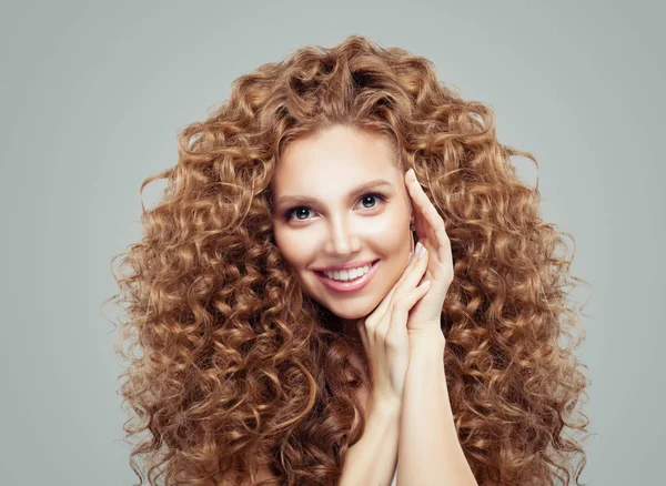 Retrato Moda Beleza Mulher Feliz Com Cabelo Encaracolado Longo Conceito — Fotografia de Stock