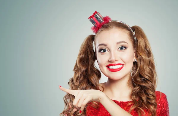 Chica Modelo Moda Feliz Señalando Hermosa Mujer Joven Con Sonrisa —  Fotos de Stock