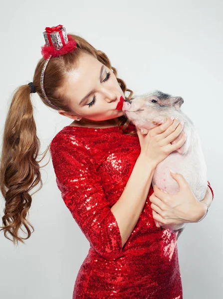 Mulher Bonita Beijando Mini Porco Animal Estimação Fundo Branco — Fotografia de Stock