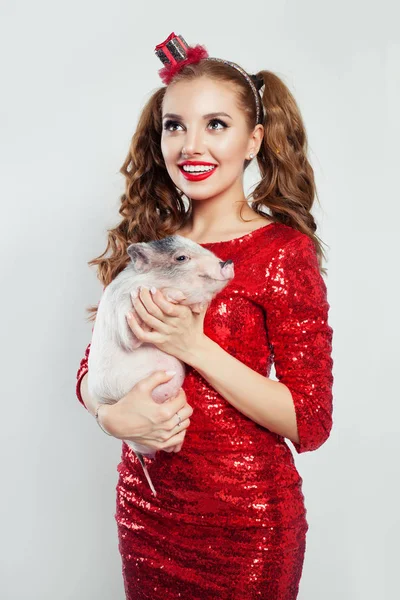 Mulher Surpresa Alegre Com Animal Estimação Retrato — Fotografia de Stock