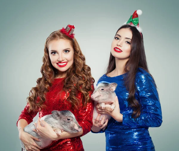 Filles Noël Robe Paillettes Deux Petits Cochons Portrait Femmes Noël — Photo