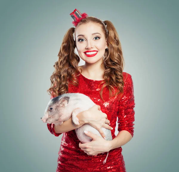 Joven Mujer Sonriente Cerdito Retrato Moda — Foto de Stock