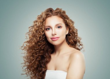 Genç kadın modeli yüz. Güzel kızıl saçlı kadın portre