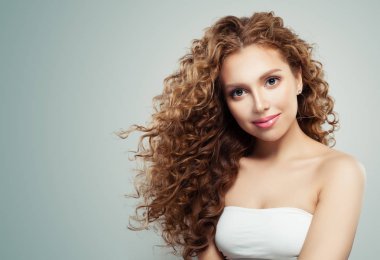 Sevimli kadın yüzü. Gri arka plan üzerinde güzel kızıl saçlı kadın