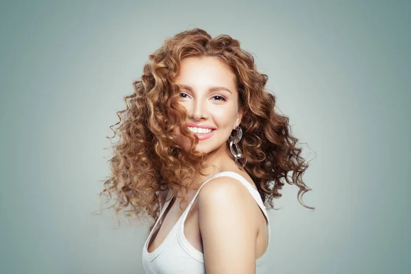 Mujer Joven Sonriendo Retrato Moda Linda Chica Con Cabello Rubio — Foto de Stock