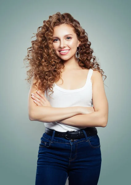 Joven Mujer Sonriente Jeans Azules Linda Chica Con Cabello Rubio —  Fotos de Stock