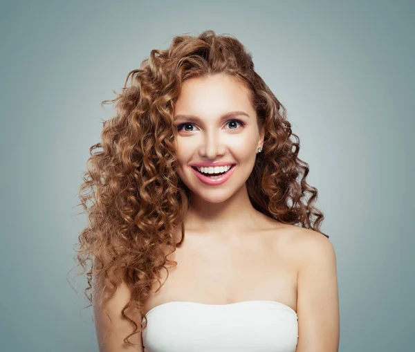 Mujer Pelirroja Con Pelo Rizado Largo Saludable Divirtiéndose Chica Sonriente — Foto de Stock