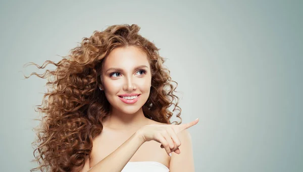 Retrato de glamour bela jovem com cabelo longo cacheado. menina morena com cabelos  cacheados compridos e brilhantes. uma linda modelo de mulher com um  penteado ondulado.