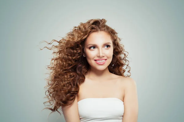 Pelirroja Con Pelo Rizado Sonriendo Mirando Hacia Arriba Sobre Fondo — Foto de Stock