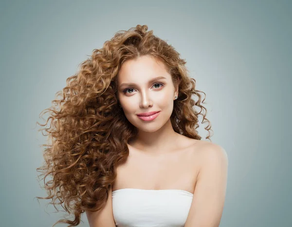 Jovem Mulher Com Cabelo Saudável Fundo Cinza — Fotografia de Stock