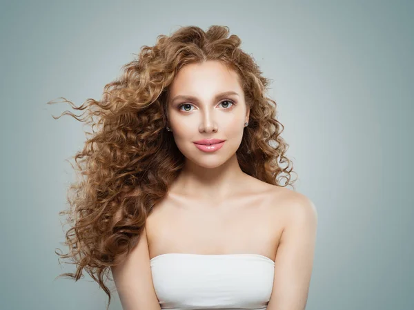 Mujer Pelirroja Con Pelo Ondulado Largo Saludable Sobre Fondo Gris — Foto de Stock