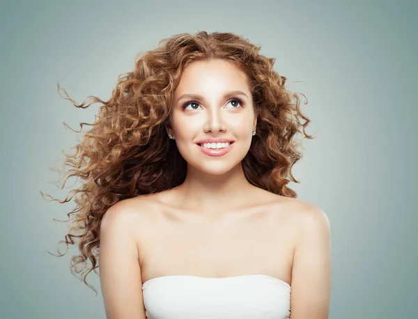 Menina Bonita Nova Olhando Para Cima Mulher Bonito Com Cabelos — Fotografia de Stock