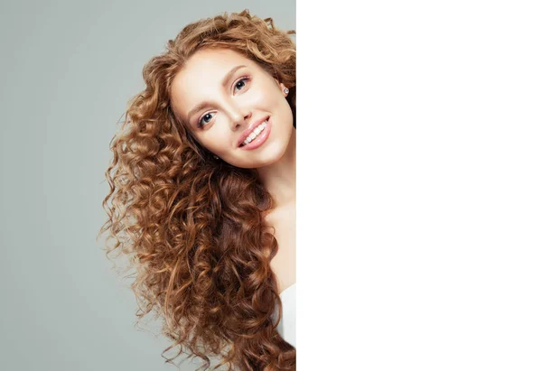 Mujer Pelirroja Feliz Sosteniendo Fondo Tarjeta Banner Papel Blanco Vacío — Foto de Stock